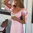 Rosa Satin Kleid mit Puffärmeln